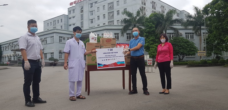 Unilever trao tặng Bệnh viện Số 2 Quảng Ninh những phần quà hỗ trợ phòng chống dịch