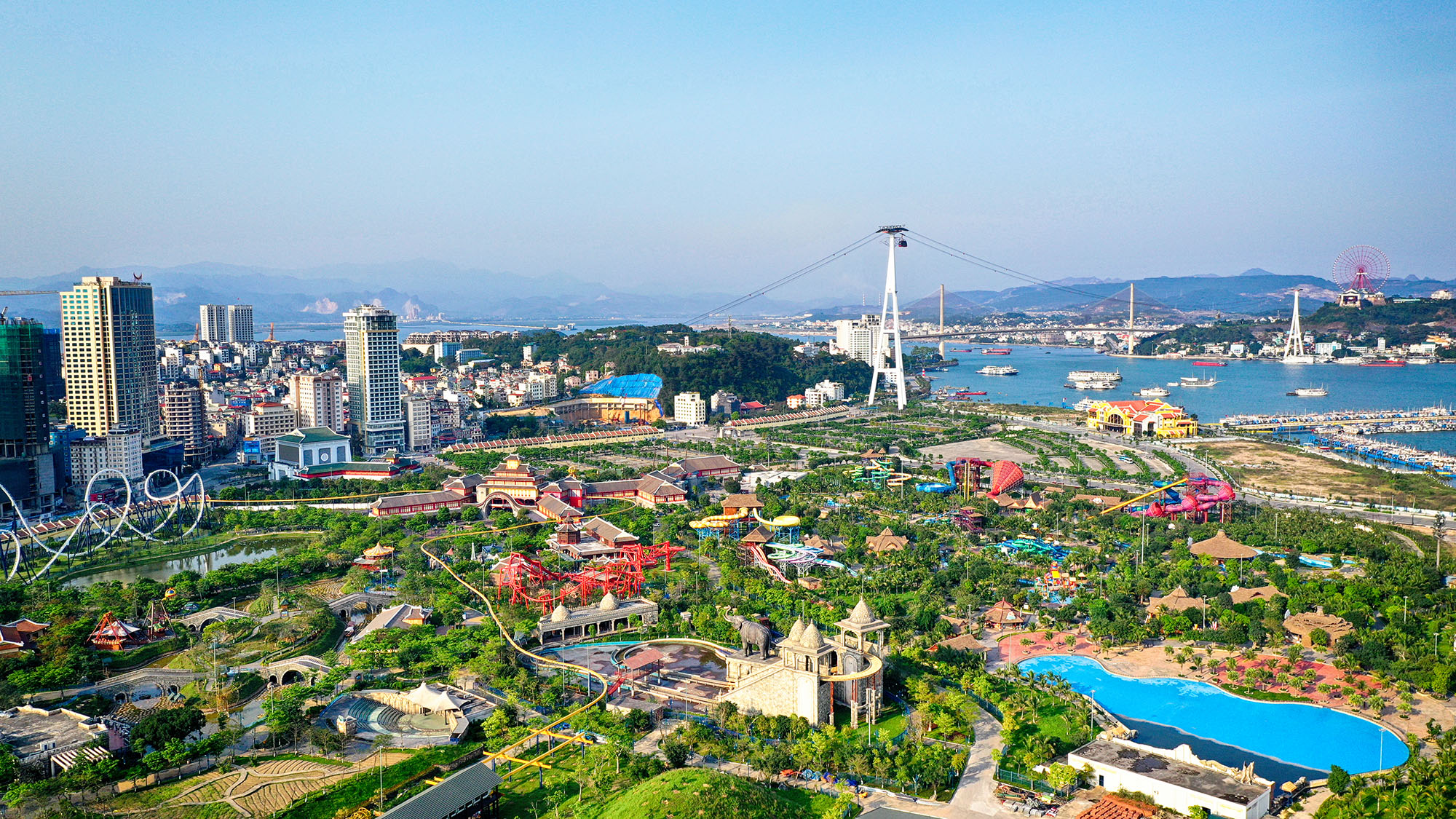 Nằm bên bờ vịnh là thành phố xinh đẹp Hạ Long đang chuyển mình mạnh mẽ trở thành một đô thị hiện đại, tầm cỡ.