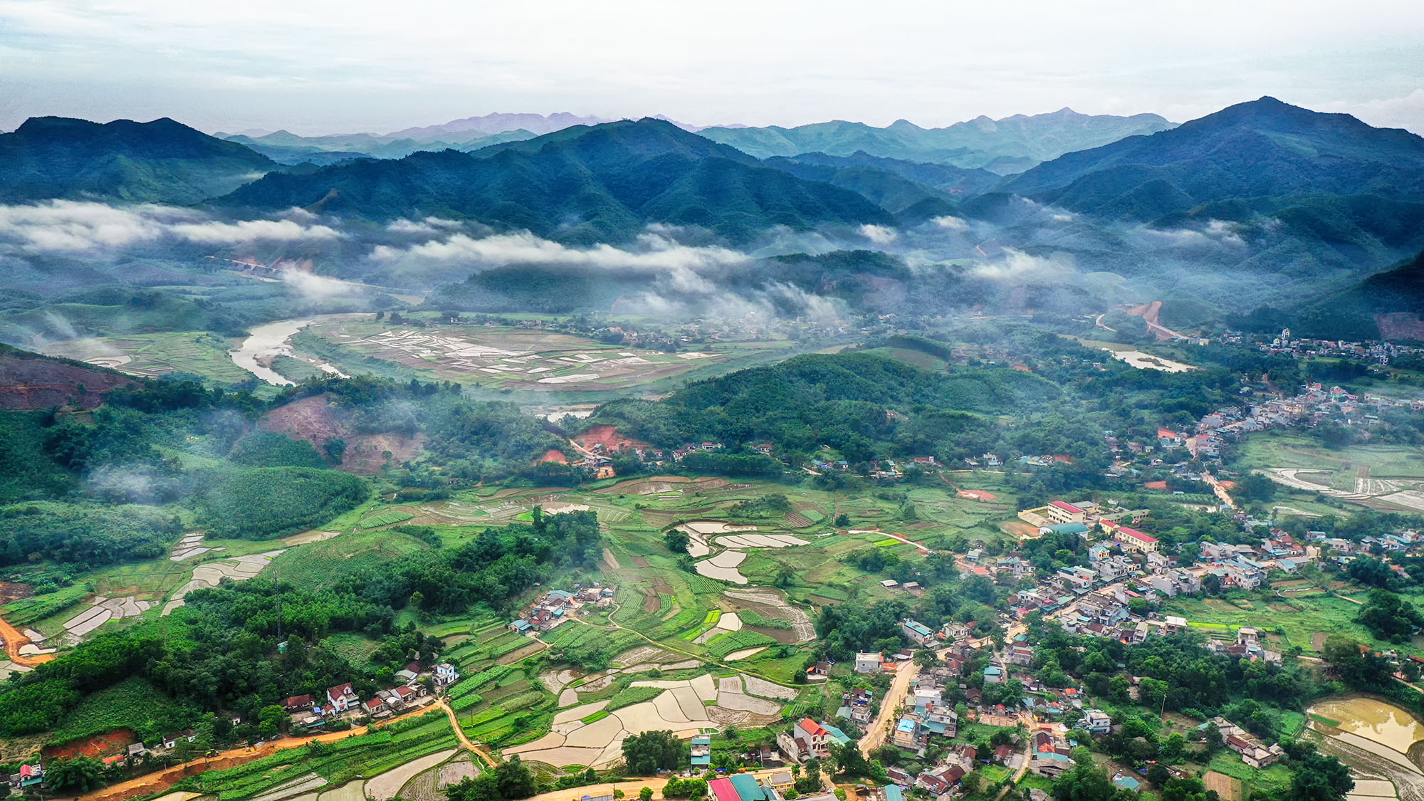 Là mảnh đất đa dạng về địa hình, Quảng Ninh còn có những cảnh đẹp của miền sơn cước. 