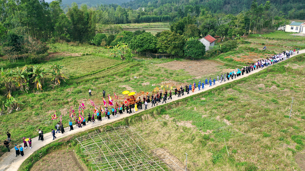 Lễ rước thành hoàng Hoàng Cần quanh đình Lục Nà, huyện Bình Liêu năm 2019. Ảnh: Hùng Sơn