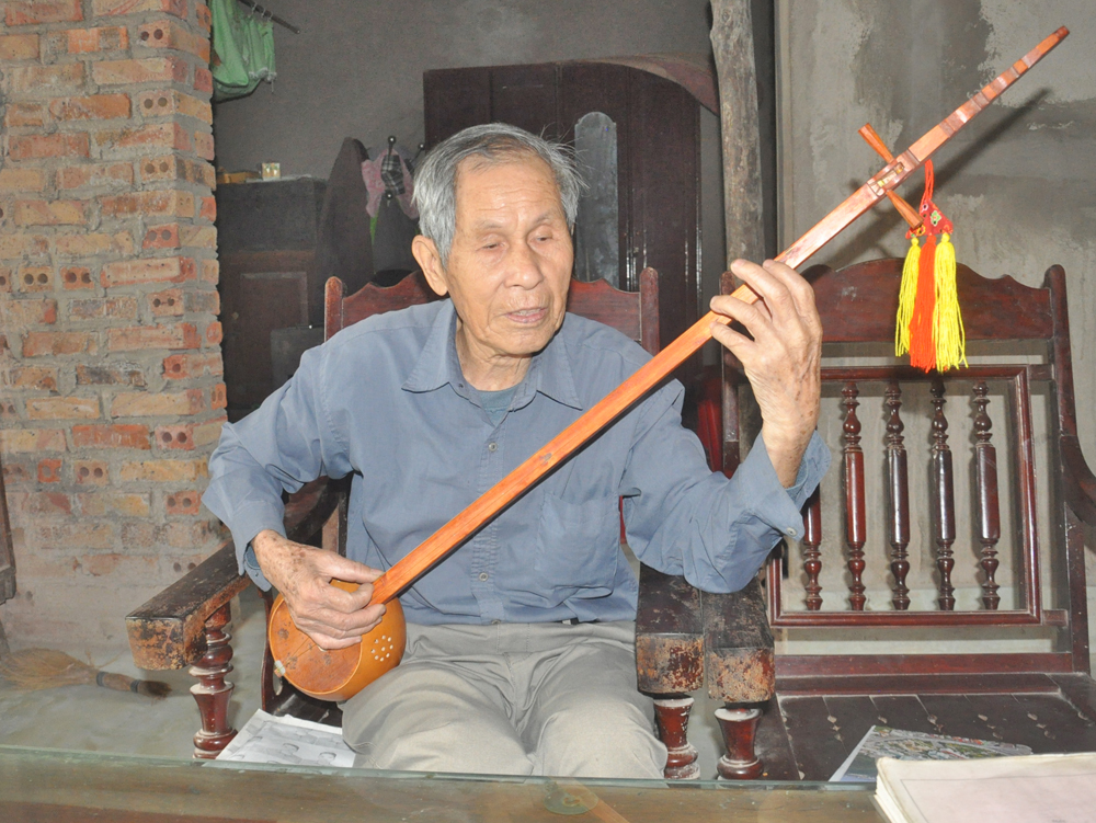 Nghệ nhân ưu tú Lương Thiêm Phú, thôn Chang Nà, thị trấn Bình Liêu, huyện Bình Liêu hát làn điệu Then do chính ông sáng tác.