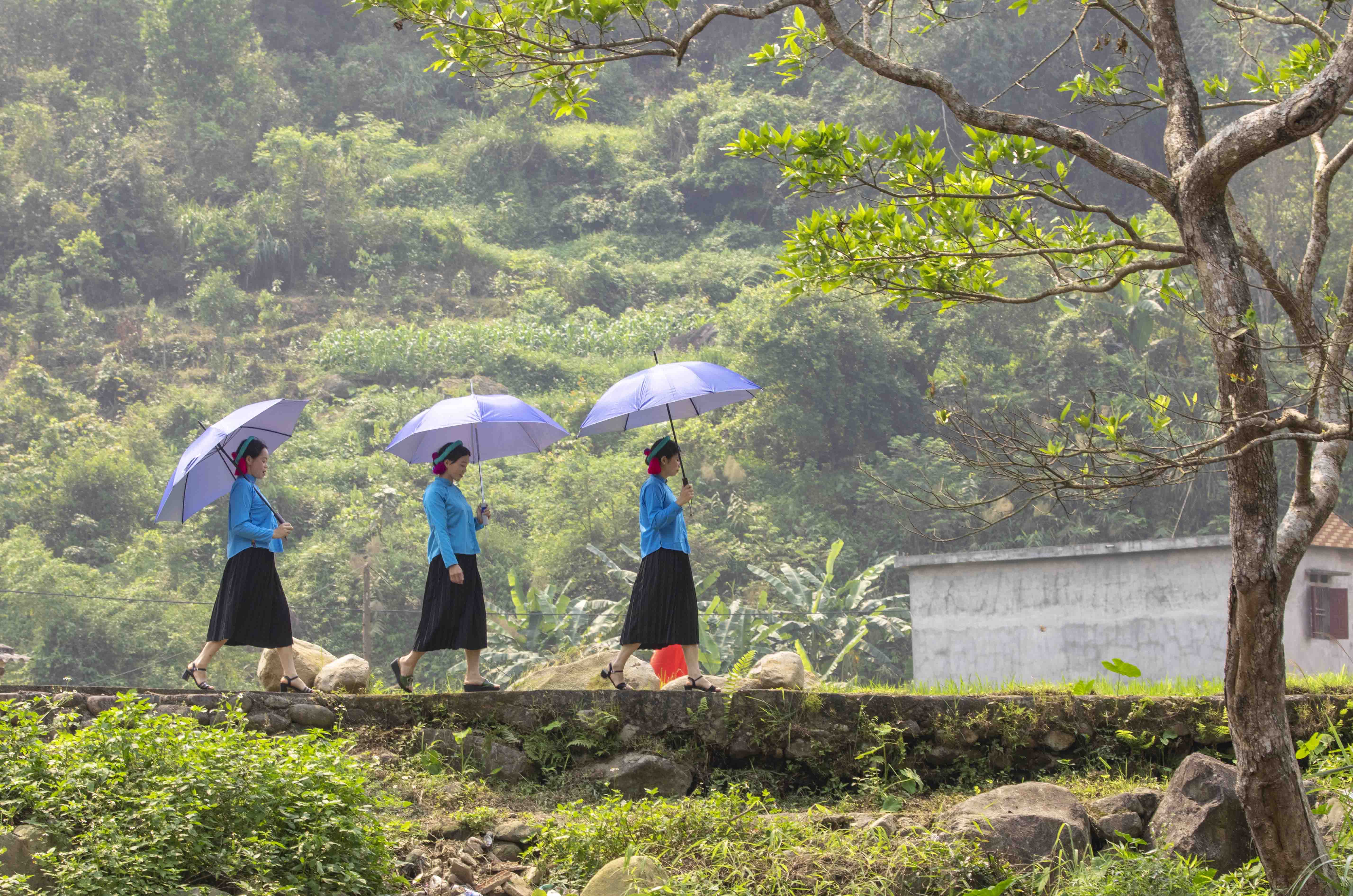 Các cô gái Sán Chỉ trẩy hội tháng 3 tại xã Húc Động, huyện Bình Liêu. Ảnh: Dương Phượng Đại.