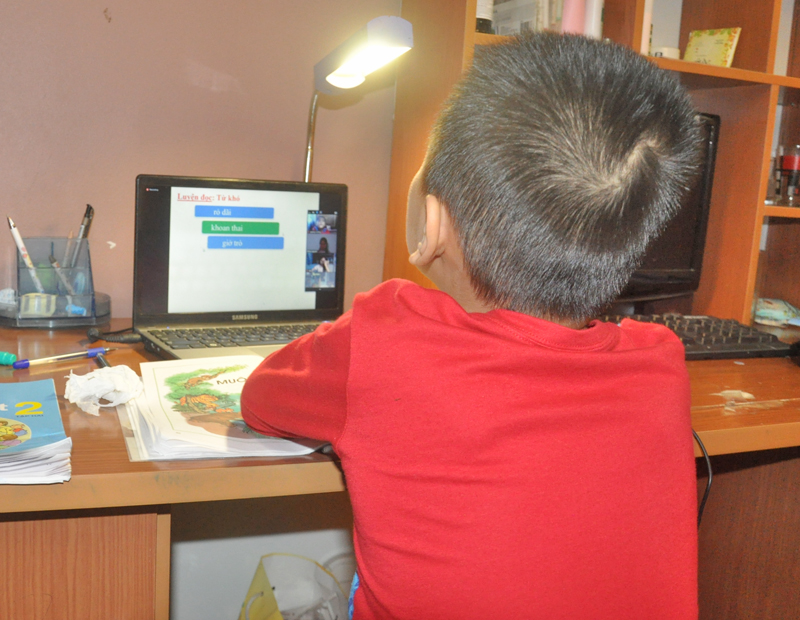 Ngay với trẻ em ở TP Hạ Long khi tham gia học trực tuyến cũng bị đẩy ra khỏi phòng học liên tục.