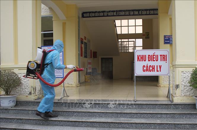 Bệnh viện Đa khoa huyện Nho Quan làm công tác khử trùng ngay sau khi bệnh nhân 228 xuất viện. Ảnh: Hải Yến/TTXVN