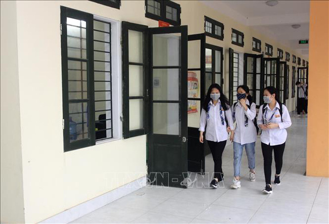Học sinh trường THPT Lê Quý Đôn, TP Thái Bình đi học trở lại. (Ảnh: TTXVN)