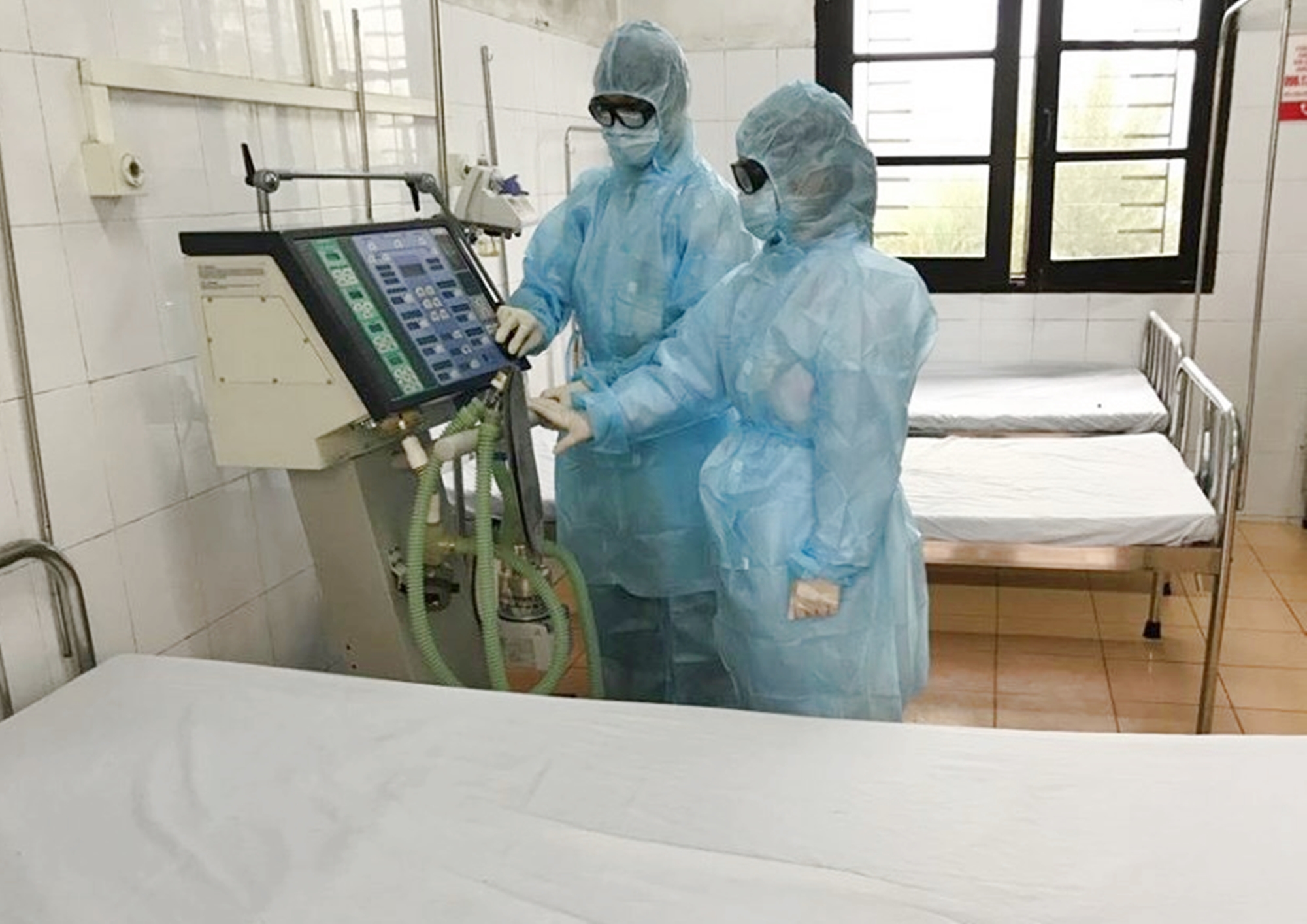 Mỗi y, bác sĩ, nhân viên y tế TTYT huyện Tiên Yên luôn trong tâm thế sẵn sàng “tác chiến” phòng, chống dịch bệnh, bảo vệ sức khỏe người dân.