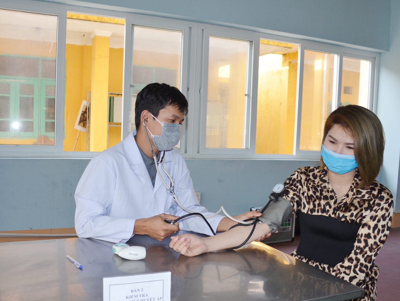 Bác sĩ TTYT TP Uông Bí khám sàng lọc sức khỏe cho công dân sau khi cách ly 14 ngày tại Trường Quân sự tỉnh.