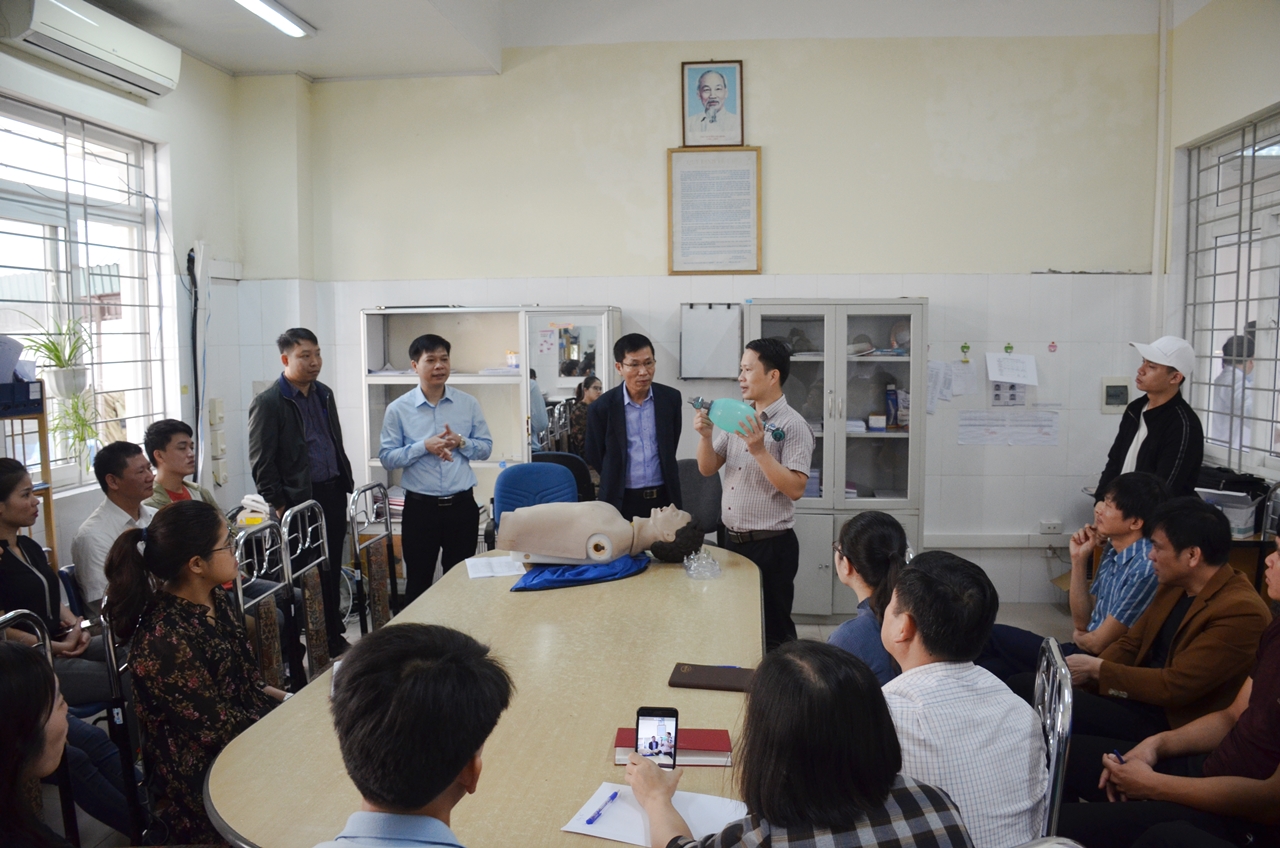 Ngành Y tế tổ chức lớp tập huấn sử dụng máy thở cho y bác sĩ tại các TTYT tuyến huyện.