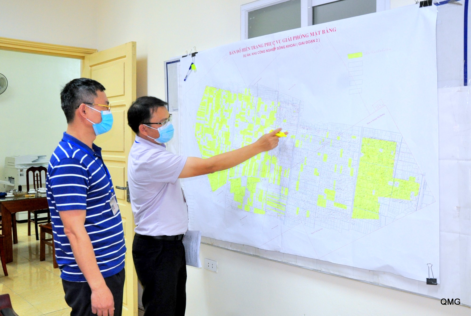 Cán bộ Trung tâm Phát triển quỹ đất TX Quảng Yên nghiên cứu bản đồ 