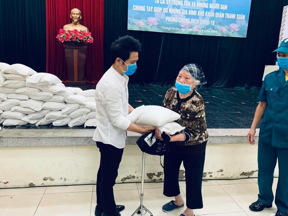 Ca sĩ Trọng Tấn tận tay trao gạo cho bà con phường Thanh Xuân Bắc - Ảnh: NVCC