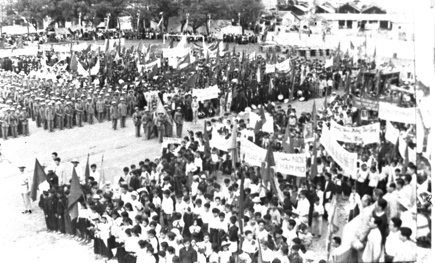 Quang cảnh và những hoạt động diễn ra trong cuộc mít tinh mừng vùng mỏ được giải phóng tổ chức tại Hòn Gai . Ảnh tư liệu của Bảo tàng Quảng Ninh.