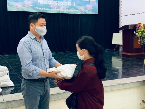 Ca sĩ Đăng Dương trao gạo cho bà con - Ảnh: NVCC