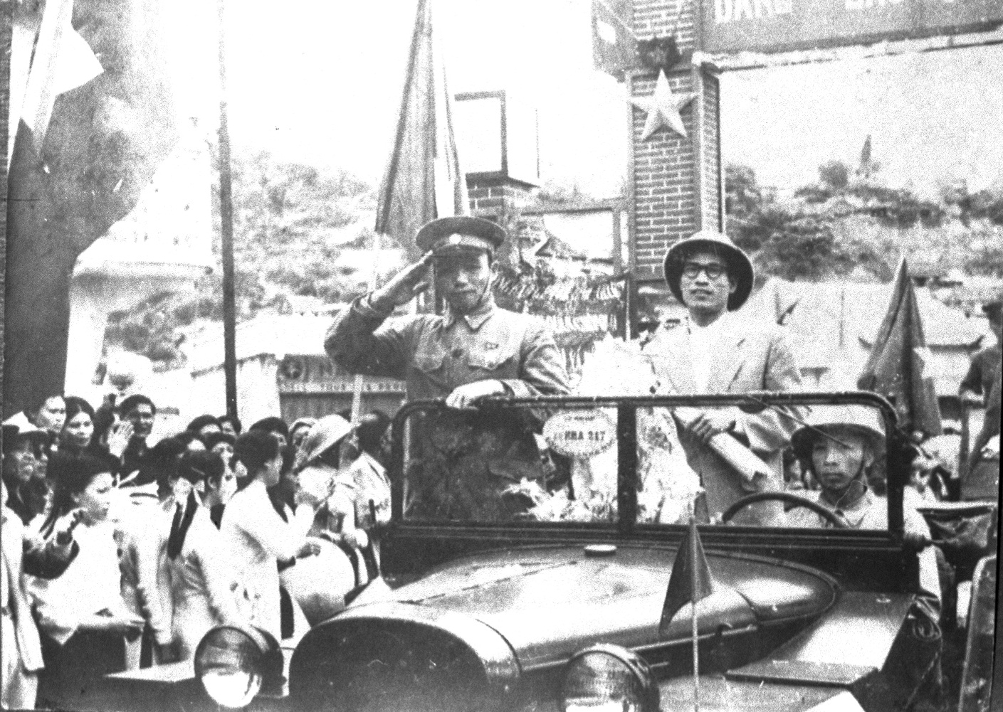 Ủy ban quân quản vào tiếp quản thị xã Hòn Gai ngày 25/4/1955