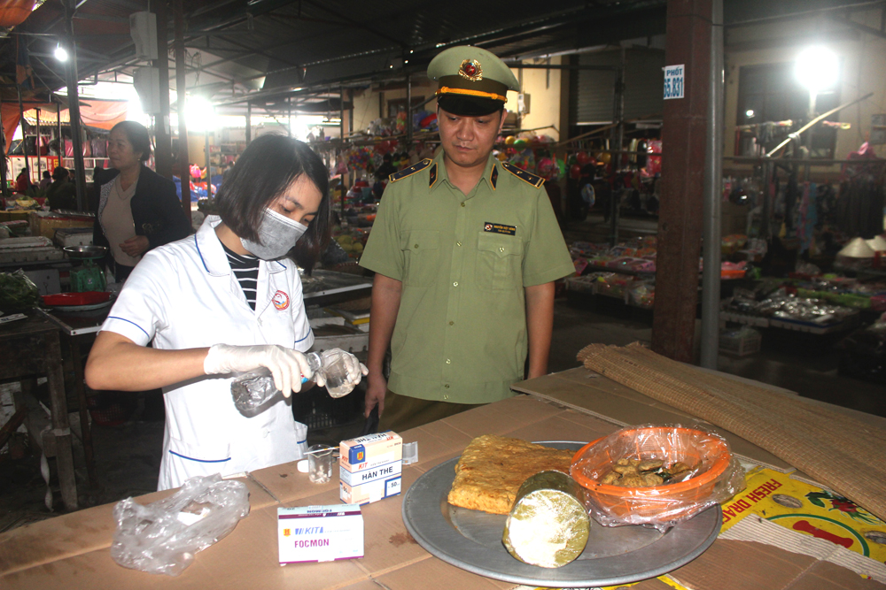 Đoàn tiến hành test hàn the và phoc môn đối với sản phẩm chả mực tại quầy bán hàng chợ Cốc ( phường Phong Cốc) trong tháng 1/2020. Ảnh: Thùy Dương (TTTT-VH Quảng Yên).
