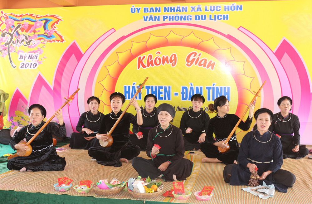 CLB hát then thị trấn Bình Liêu biểu diễn hát then tại Đình Lục Nà, xã Lục Hồn (Bình Liêu) trong dịp xuân Kỷ Hợi 2019.