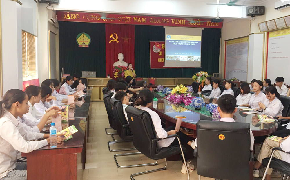 Truyền thông về mất cân bằng giới tính khi sinh cho học sinh khối THPT trên địa bàn huyện Hải Hà. (Ảnh chụp năm 2019)
