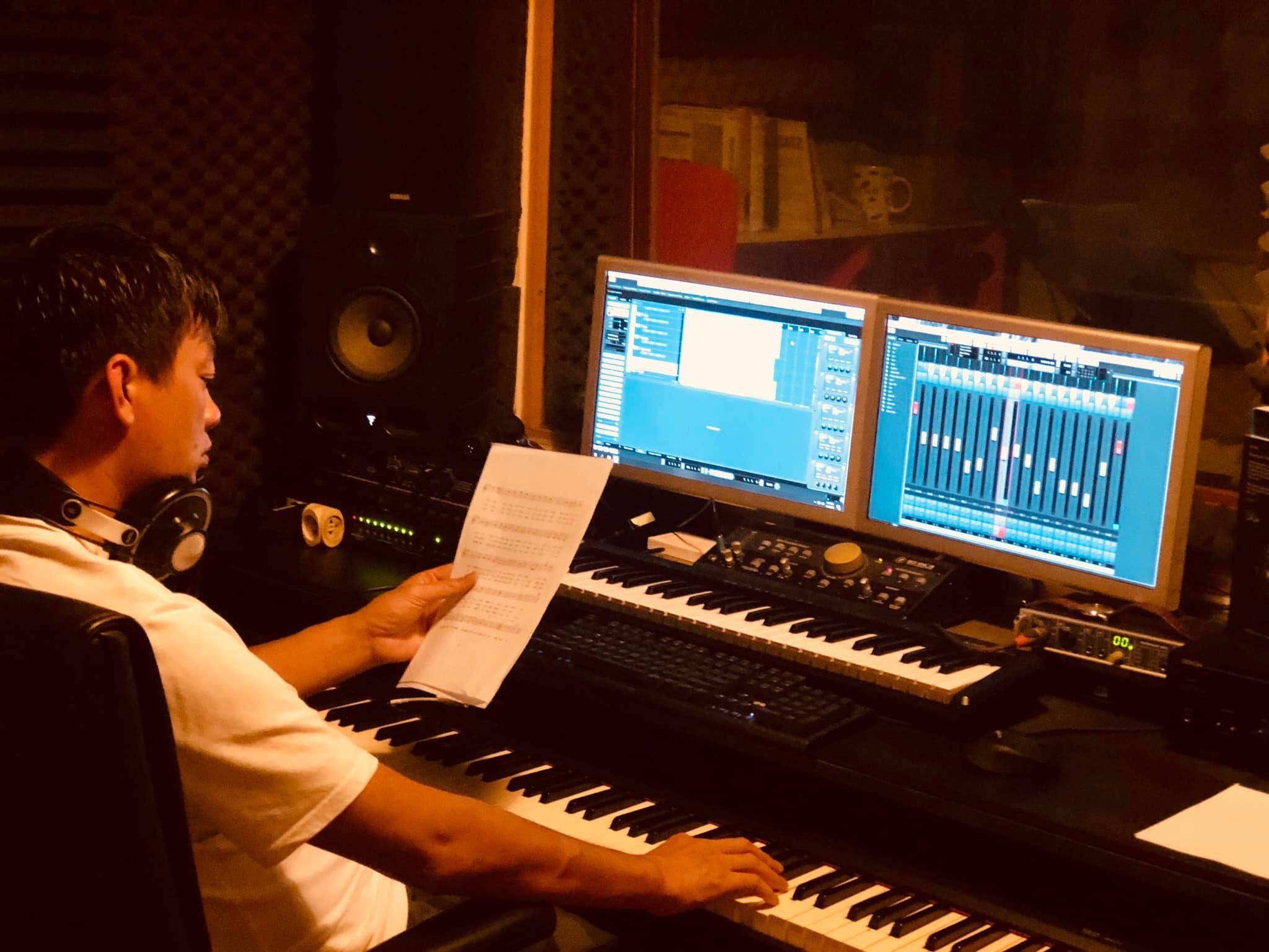 Thầy giáo Trịnh  Cảnh Tùng trong giờ sáng tác nhạc