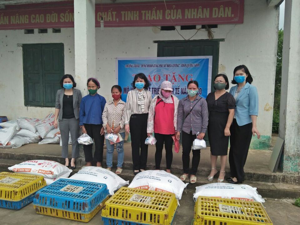 Bà Nguyễn Thị Vinh, Chủ tịch Hội LHPN tỉnh trao hỗ trợ 125 con gà, 50kg cám và thuốc thú y cho phụ nữ 2 xã Vô Ngại và Lục Hồn (huyện Bình Liêu)