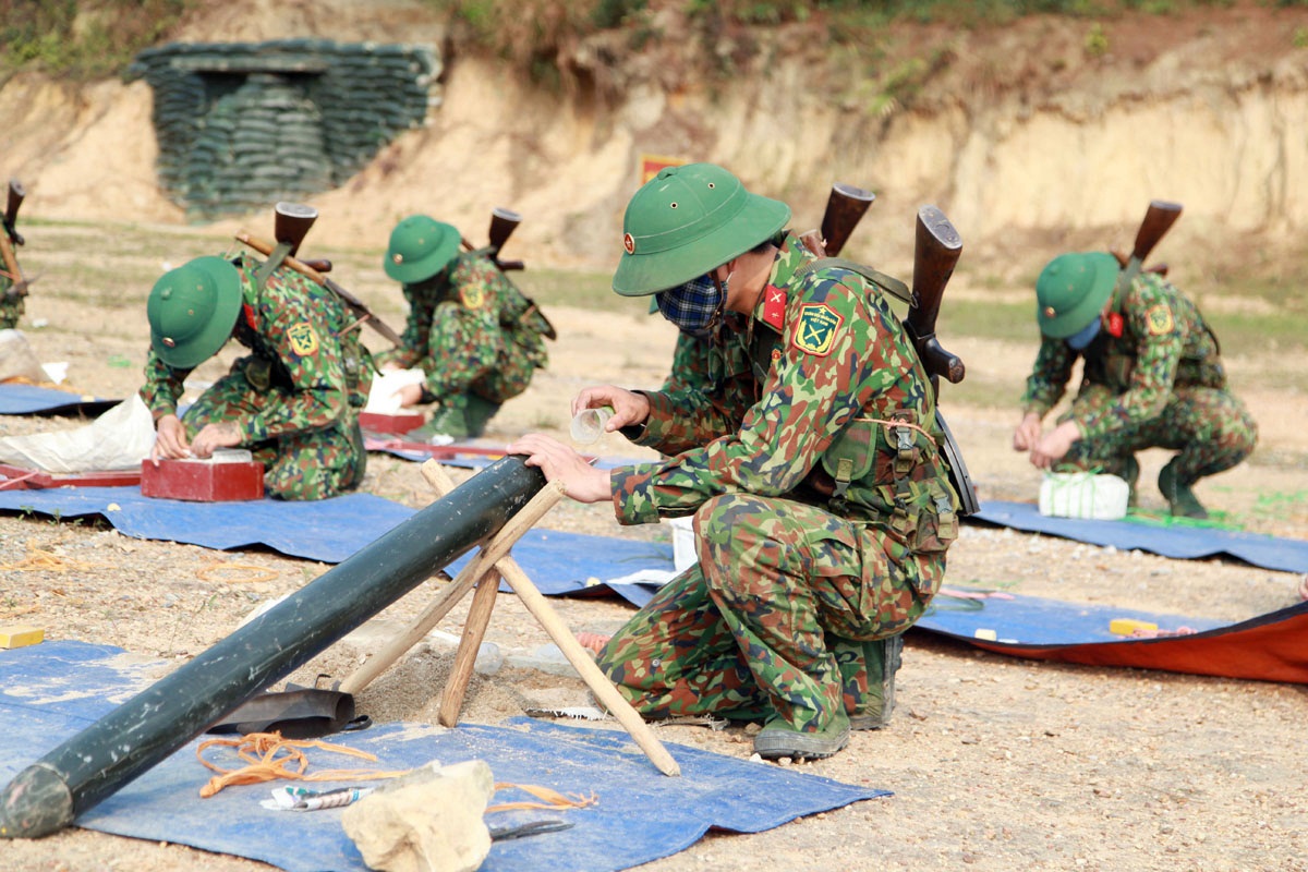 Cán bộ chiến sĩ Trung đoàn 244 thực hiện huấn luyện thực hành gói buộc lượng nổ.