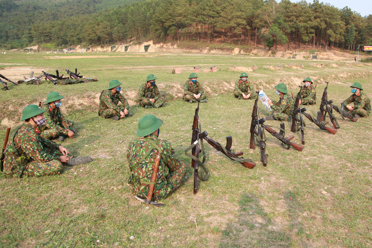 Cán bộ chiến sĩ Trung đoàn 244 thực hiện nghiêm quy định giãn cách 2m  trong giờ giải lao huấn luyện.