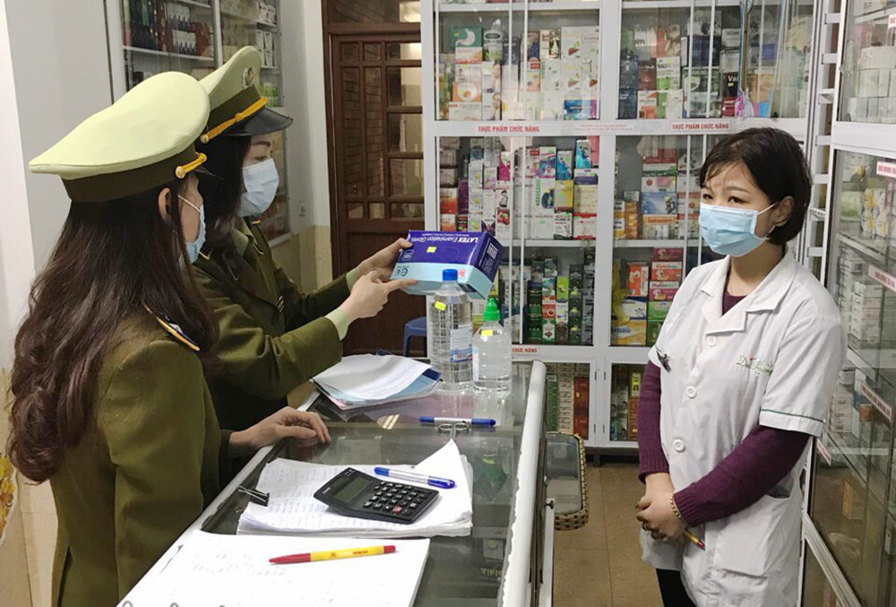 Nguyễn Chiến Đội QLTT số 3 kiểm tra việc niêm yết giá tại một cơ sở kinh doanh thuốc tân dược trên địa bàn.