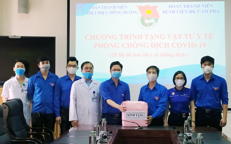 Đoàn Thanh niên Công ty Nhiệt điện Mông Dương tặng 25 bộ đồ bảo hộ y tế phòng, chống dịch cho Bệnh viện Đa khoa Cẩm Phả. Ảnh do Công ty cung cấp