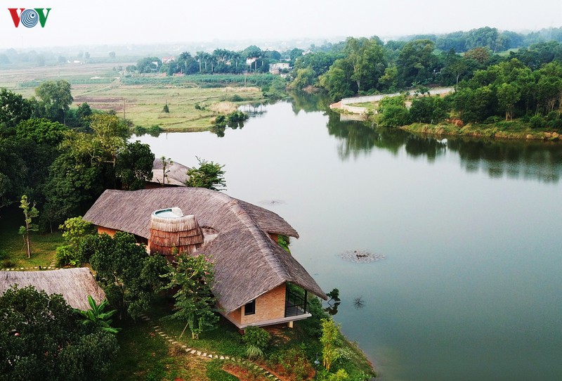 Nhà nằm ở làng Mít, xã Đồng Đồng, huyện Sơn Tây, ngoại ô phía tây Hà Nội. Hình dáng nhà thiết kế hoàn toàn dựa vào sườn của ô đất nhô ra bên mặt sông.