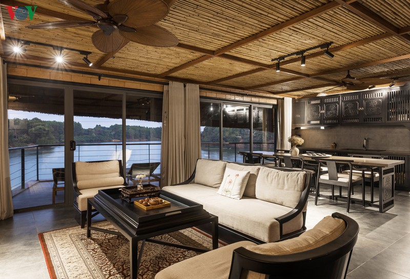 Phòng khách vừa hiện đại vừa truyền thống, nhìn ra bờ sông mát mẻ.