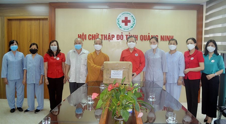 Đại đức Thích Tâm Tịnh cùng các Phật tử chùa Tiêu Dao trao tặng 1.000 chiếc khẩu trang y tế cho lãnh đạo Hội Chữ thập đỏ tỉnh. 