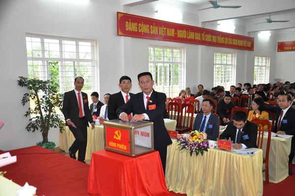 Đại biểu bỏ phiếu bầu BCH Đảng bộ xã Hải Tiến Khóa XII, nhiệm kỳ 2020-2025. 