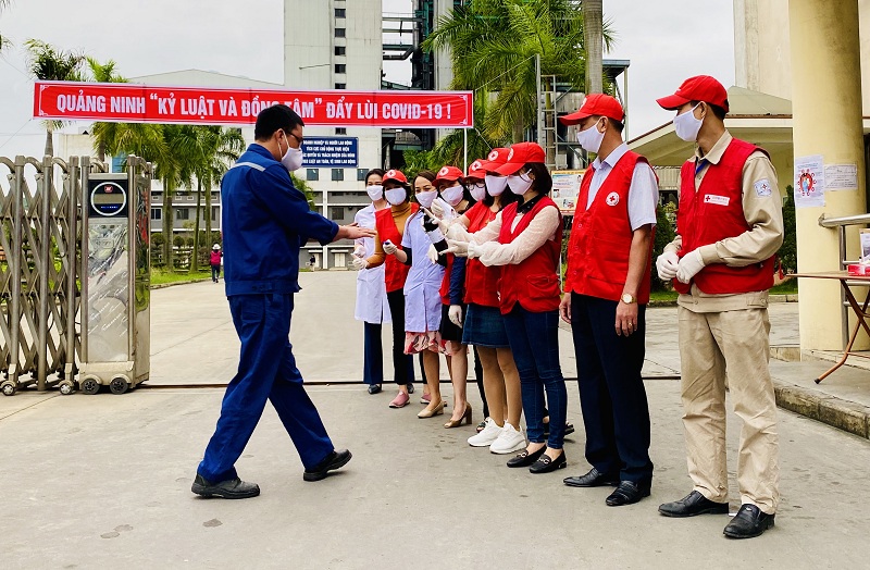 Công đoàn CTNĐ Uông Bí và Hội chữ thập đỏ tặng khẩu trang vải cho CBCNV 