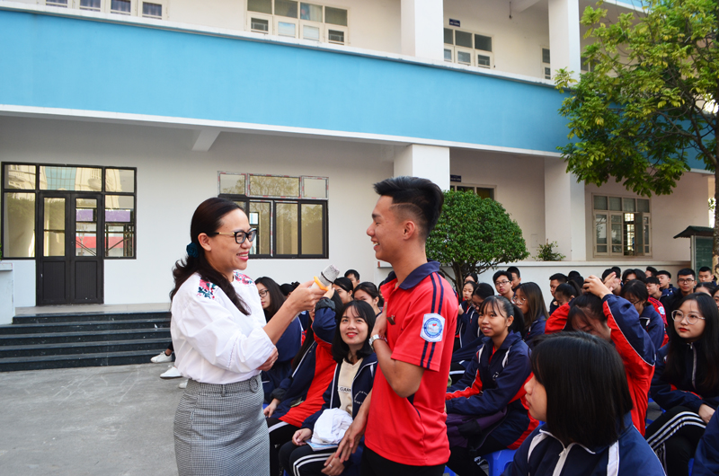 Sở Tư pháp phối hợp với Sở Giáo dục và Đào tạo tổ chức chương trình phổ biến, giáo dục pháp luật và kiến thức về sử dụng internet, mạng xã hội cho học sinh Trường Tiểu học, THCS, THPT Lê Thánh Tông (TP Hạ Long).