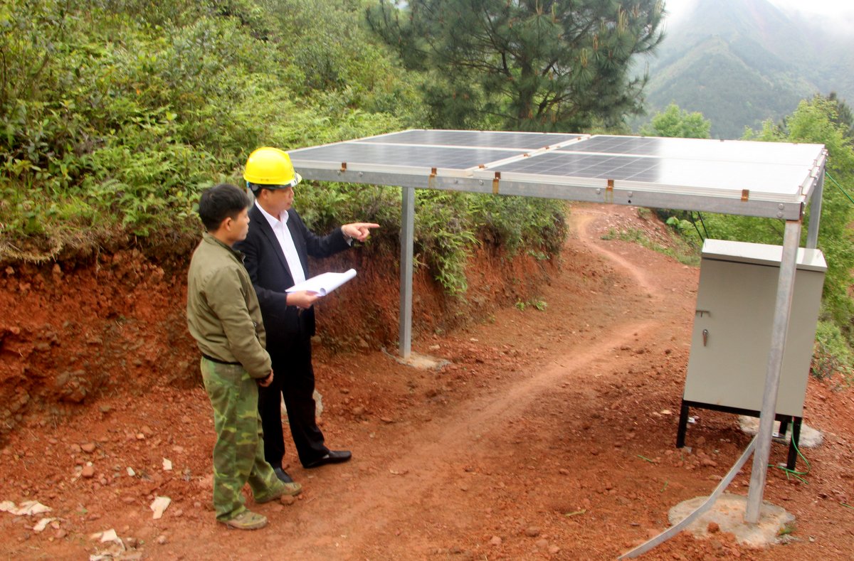 Cán bộ điện lực Bình Liêu kiểm tra lắp đặt hệ thống pin mặt trời, sẵn sàng đưa vào vận hành, cung cấp điện sinh hoạt cho 200 hộ dân thôn Co Tăng, xã Đồng Tâm vào tháng 1/2019. Ảnh: Minh Đức