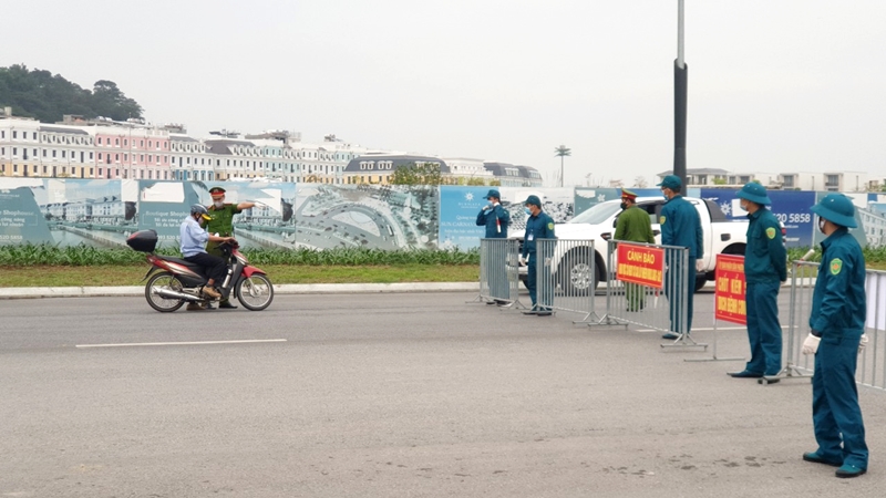 Công an phường Bãi Cháy (TP Hạ Long) tham gia chốt kiểm soát dịch.
