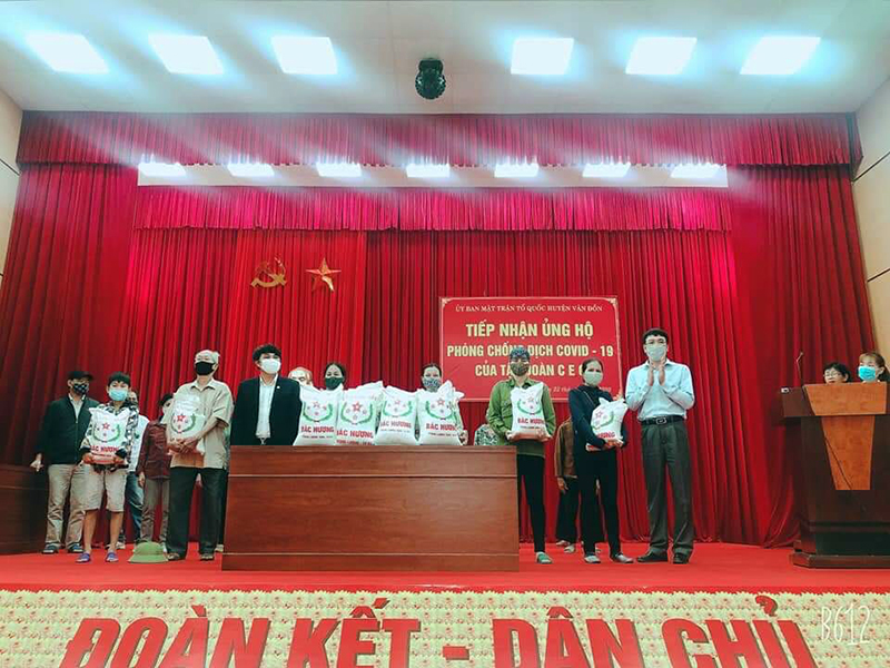 Đại diện Tập đoàn CEO đã trao tặng 10 tấn gạo cho Ban cứu trợ huyện Vân Đồn tiếp nhận để hỗ trợ cho hộ nghèo, cận nghèo, trường hợp khó khăn đột xuất của các xã, thị trấn