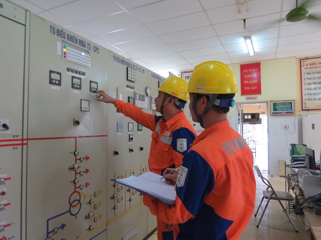 ông nhân TBA 110 kV E 5.1 Mông Dương đang lấy thông số kỹ thuật