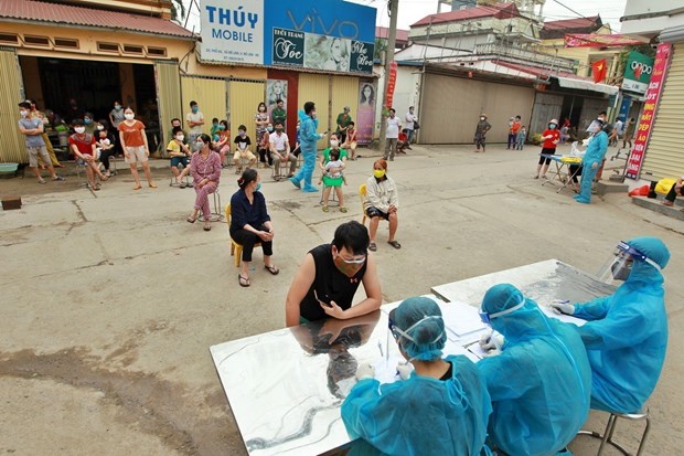 Tron 90 ngay danh Lấy mẫu xét nghiệm virut SARS-CoV-2 cho người dân thôn Hạ Lôi, xã Mê Linh, huyện Mê Linh (Hà Nội). (Ảnh: Minh Quyết/TTXVN)