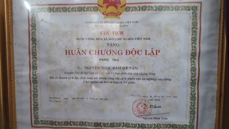 Cụ Nguyễn Ngọc Đàm (bí danh Lê Vân) được trao huân chương Độc lập hạng