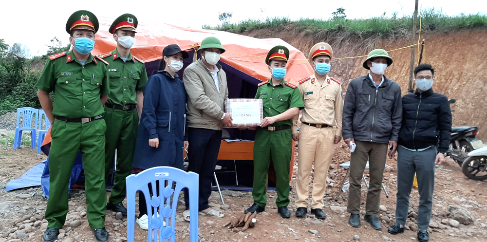Đoàn Thanh niên Công an huyện Tiên Yên tặng quà cho đội trực gác tại điểm chốt phòng chống dịch ở thôn Bắc Buôn - Khe Chanh (xã Hà Lâu).