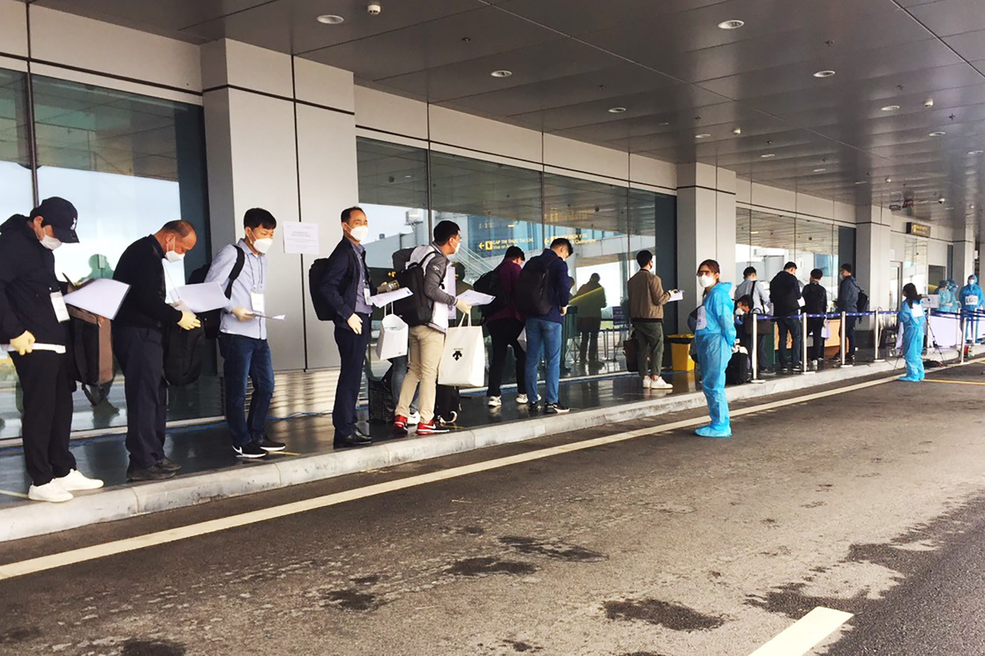 Hành khách làm thủ tục kiểm tra y tế và nhập cảnh tại Sân bay Vân Đồn.