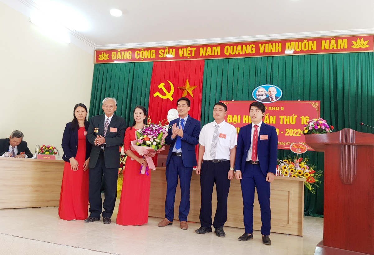 Lãnh đạo thị trấn Cái Rồng tặng hoa chúc mừng đồng chí Ngô Thị Ánh, tái cử Bí thư Chi bộ khu 6, nhiệm kỳ 2020-2022.