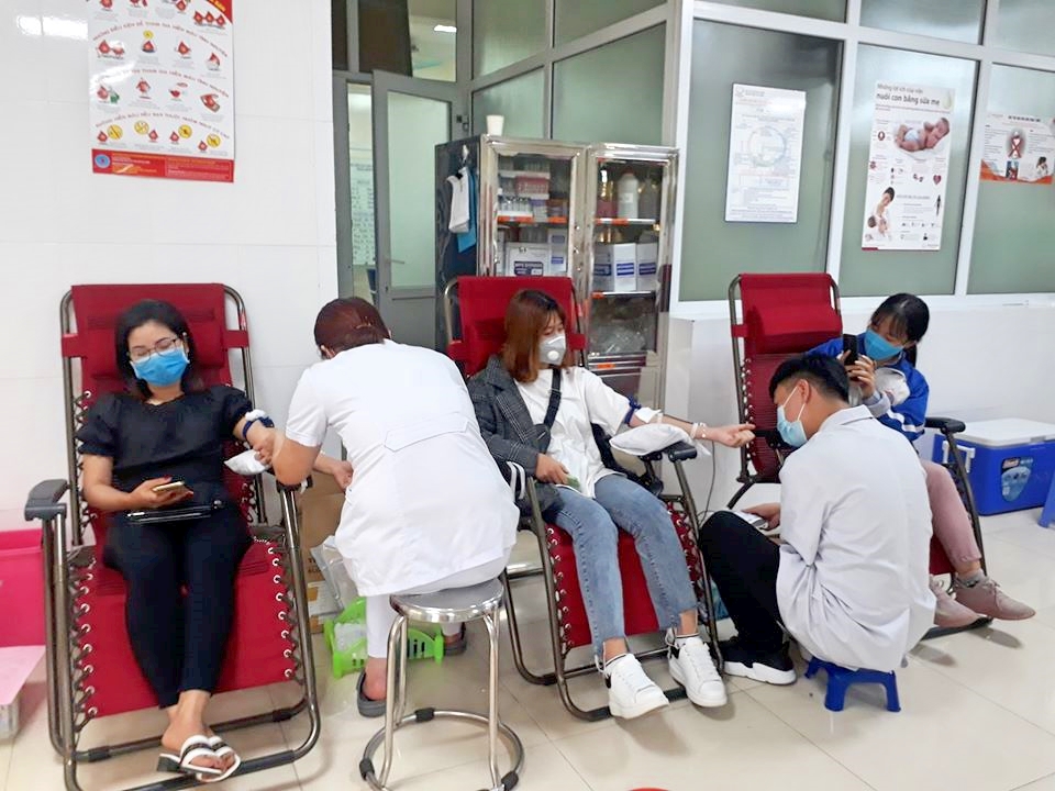 Các tình nguyện viên của CLB Ngân hàng máu sống tỉnh tham gia hiến máu tại Bệnh viện Sản nhi 