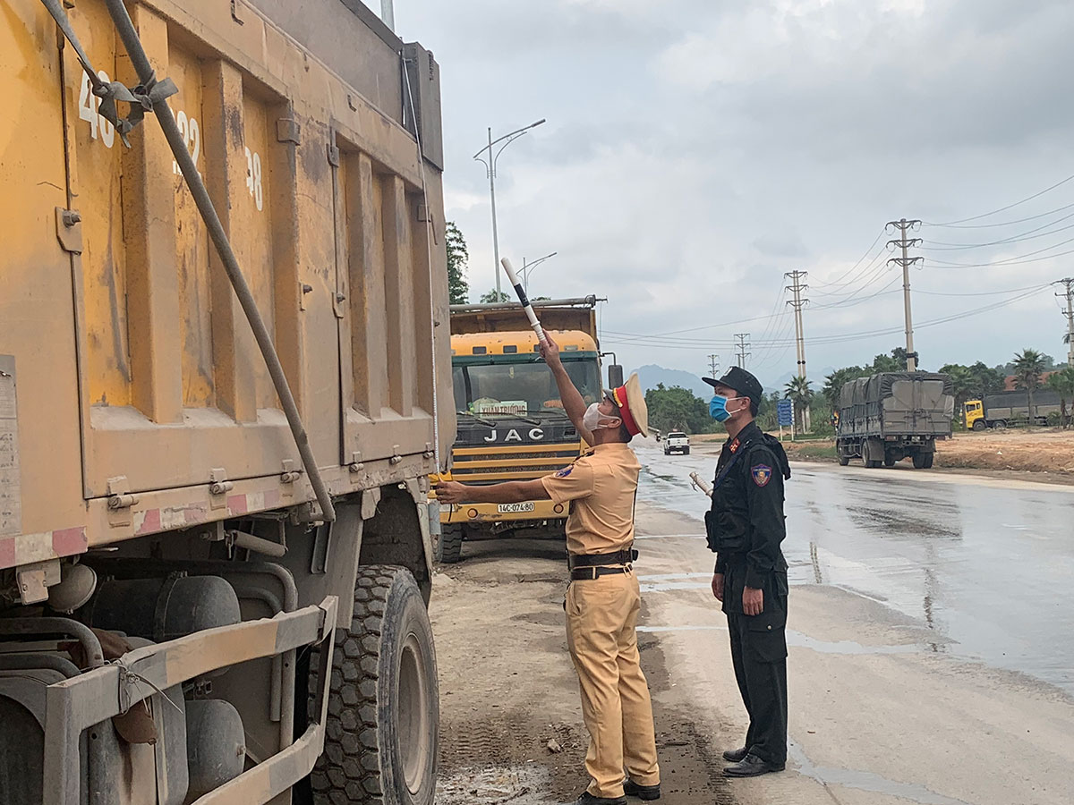 Lực lượng CSGT tiến hành kiểm tra thành thùng phương tiện chở vật liệu xây dựng trên QL279
