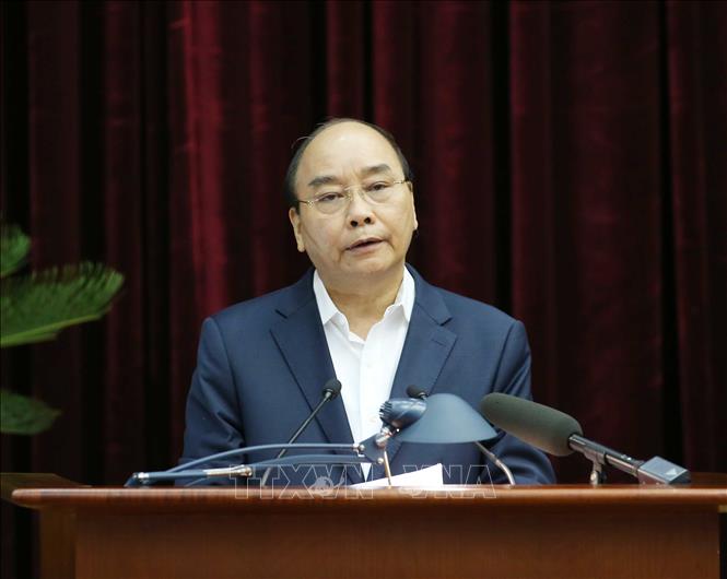 Thủ tướng Chính phủ Nguyễn Xuân Phúc trình bày báo cáo tại hội nghị.