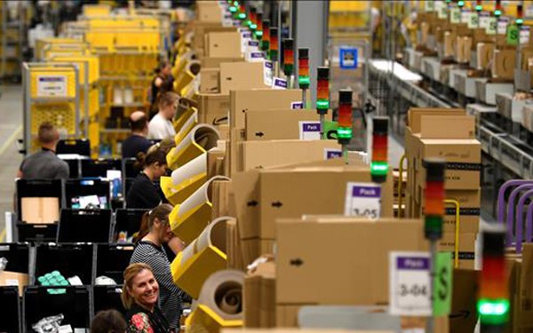 Công nhân phân loại và đóng gói hàng hóa tại kho hàng của Amazon. (Ảnh: AFP)