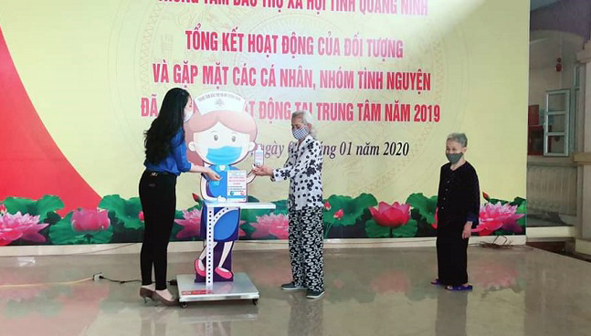 Đoàn Thanh niên Công ty Kho vận Đá Bạc đã tổ chức thăm và trao tặng máy phun sương sát khuẩn tự động tại Trung tâm bảo trợ xã hội Tỉnh Quảng Ninh.