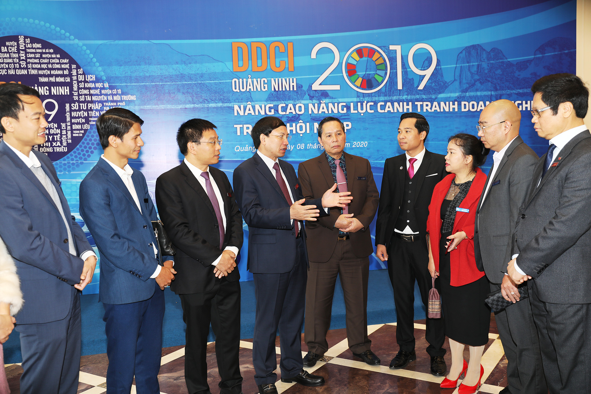 Lãnh đạo tỉnh Quảng Ninh trò chuyện với doanh nghiệp tại lễ công bố chỉ số xếp hạng năng lực cạnh tranh cấp sở, ngành, địa phương - DDCI Quảng Ninh 2019.
