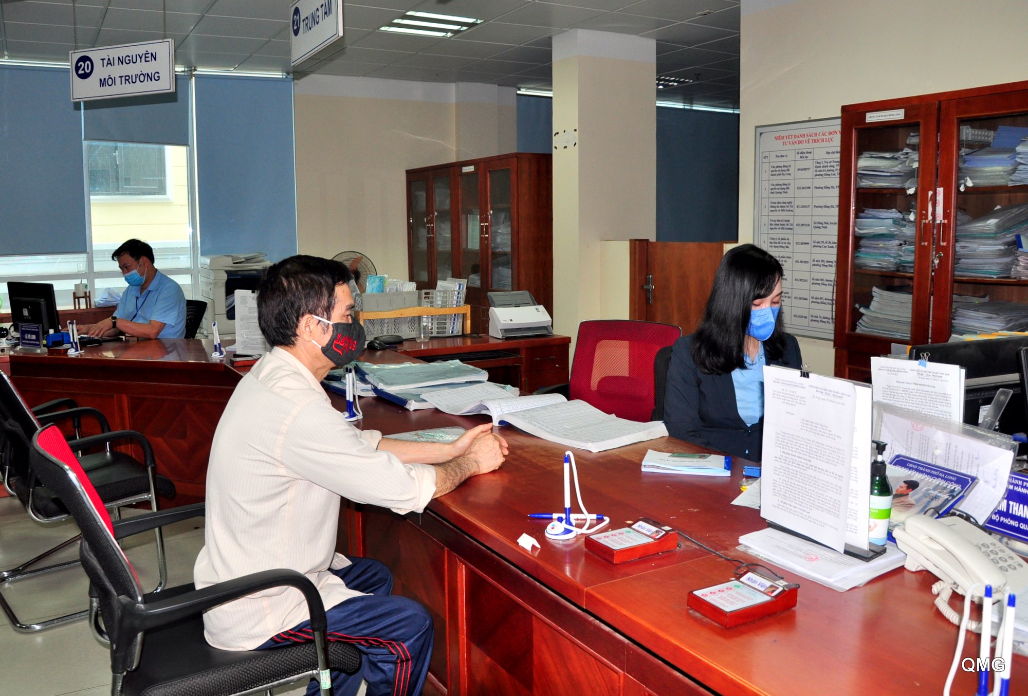 Cán bộ Trung tâm Hành chính công TP Hạ Long tích cực giải quyết hồ sơ TTHC cho công dân.