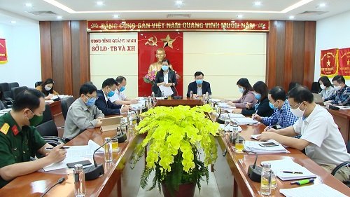 Đồng chí Đỗ Thị Lan - Trưởng Đoàn Đại biểu Quốc hội tỉnh phát biểu tại cuộc họp.