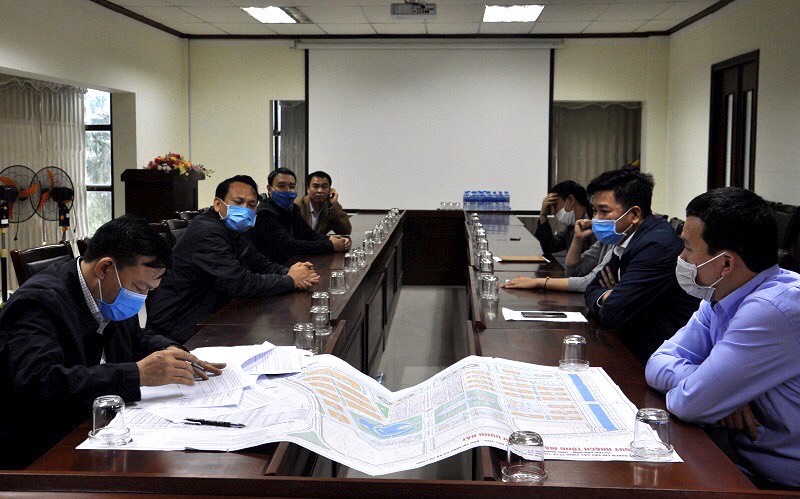 Lãnh đạo BQL KKT và huyện Vân Đồn ký biên bản bàn giao giai đoạn I- Dự án Đầu tư xây dựng hạ tầng  khu tái định cư xã Hạ Long